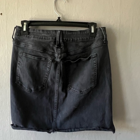 Good American The Bombshell Black Frayed Denim Skirt Size 8 - Picture 4 of 5